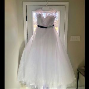 Gorgeous NEW white lace + tulle wedding dress